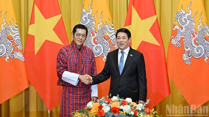 Le président vietnamien Luong Cuong (droite) et le roi du Bhoutan, Jigme Khesar Namgyel Wangchuck. Photo : NDEL.