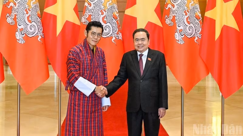 Le président de l’Assemblée nationale du Vietnam, Tran Thanh Man (à droite) et le roi du Bhoutan, Jigme Khesar Namgyel Wangchuck. Photo : NDEL.