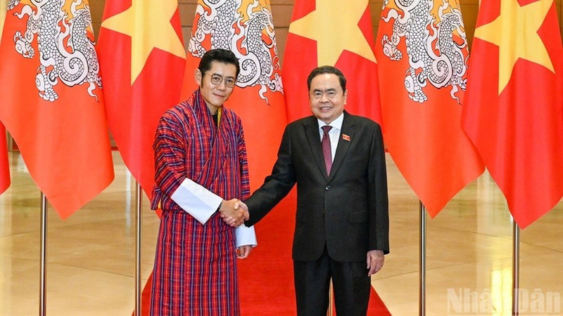 Le président de l’Assemblée nationale du Vietnam, Tran Thanh Man (à droite) et le roi du Bhoutan, Jigme Khesar Namgyel Wangchuck. Photo : NDEL.