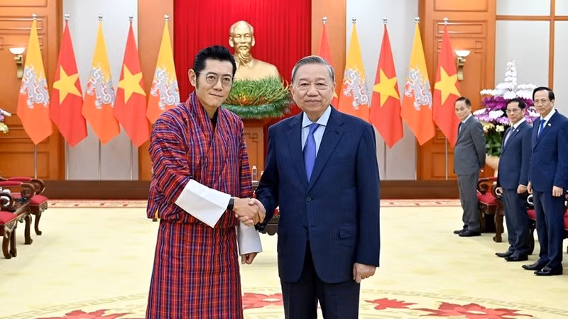 Le secrétaire général du Parti communiste du Vietnam, To Lam (droite) et le roi du Bhoutan, Jigme Khesar Namgyel Wangchuck. Photo : NDEL.
