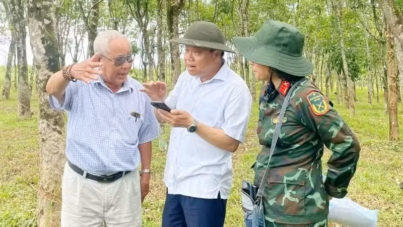 Le vice-président du Comité populaire de la province de Quang Tri, Le Duc Tien (au centre), échange avec un témoin sur les lieux. Photo : Lam Quang Huy.