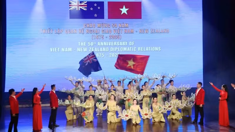 Un numéro artistique lors de la cérémonie marquant le 50e anniversaire de l’établissement des relations diplomatiques Vietnam–Nouvelle-Zélande (1975-2025), à Hô Chi Minh-Ville, le 28 novembre 2025. Photo : VNA.