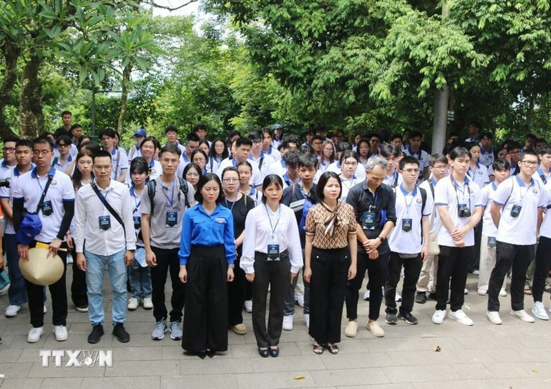 Une délégation de jeunes Vietnamiens à l'étranger offre de l'encens en hommage aux rois Hùng au site historique national du temple des rois Hùng, à Viet Tri, dans la province de Phu Tho. Photo : VNA.