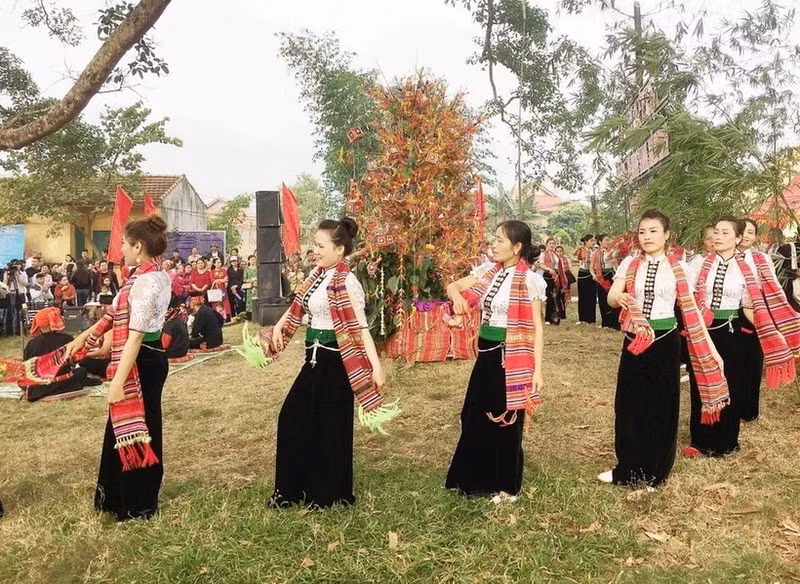 Des jeunes filles de l'ethnie Thai au festival Het Cha. Photo : VNA.