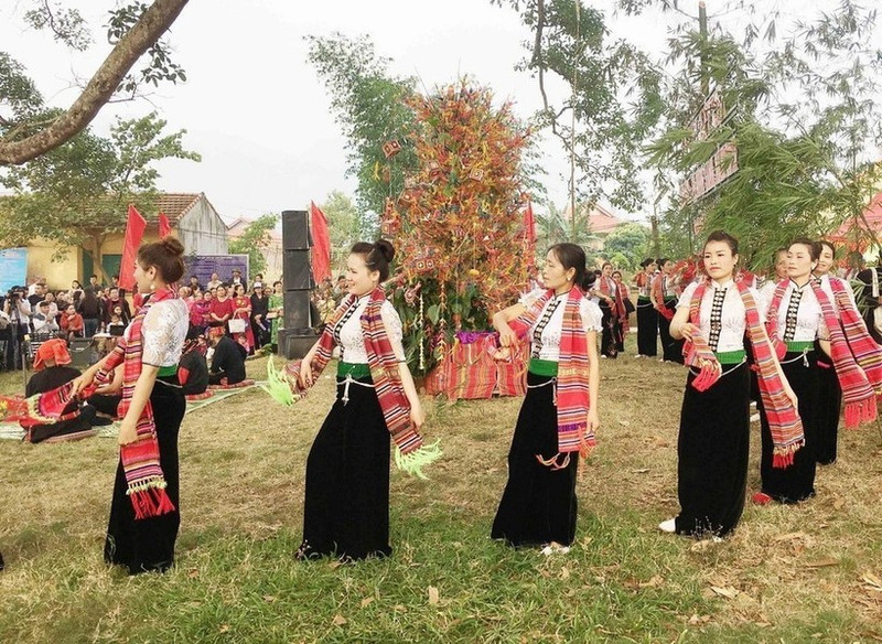 Des jeunes filles de l'ethnie Thai au festival Het Cha. Photo : VNA.