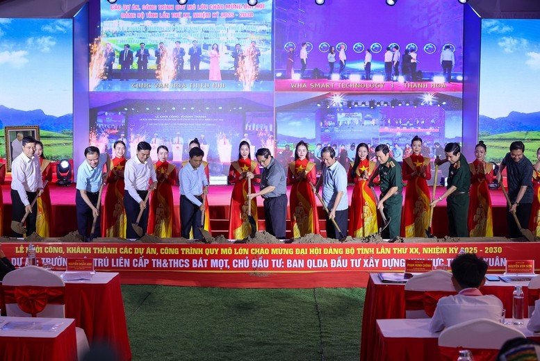 Le Premier ministre vietnamien Pham Minh Chinh procède à la pose de la première pierre de l’internat primaire et secondaire de Bat Mot, province de Thanh Hoa. Photo : VNA.