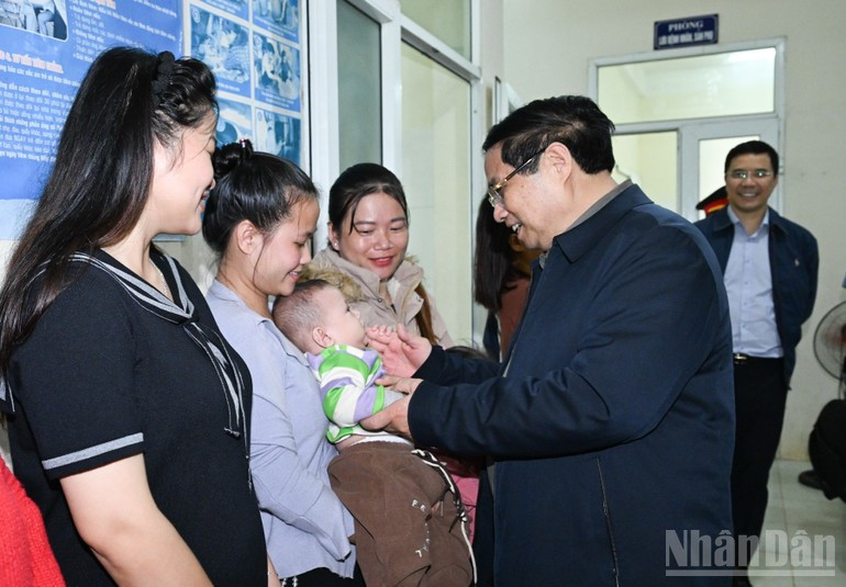 Le Premier ministre Pham Minh Chinh se rend au centre de santé communal de Yen Khuong. Photo : NDEL.