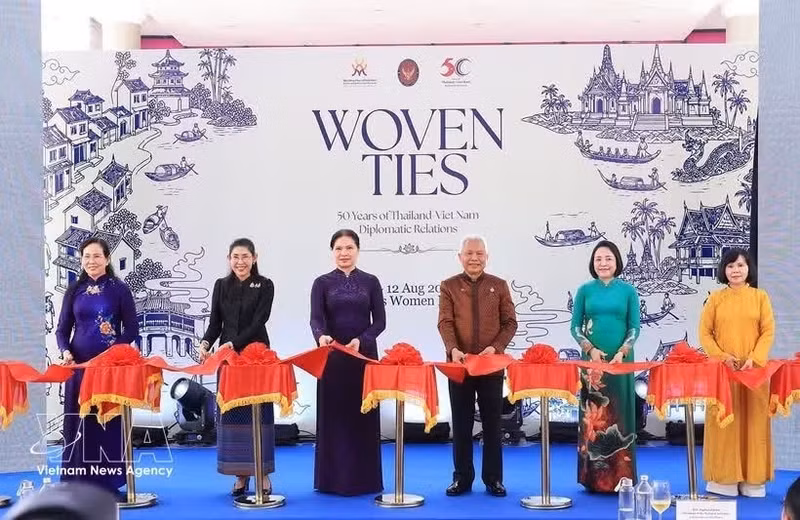 Le président de l’Assemblée nationale thaïlandaise inaugure une exposition sur les 50 ans des relations Vietnam–Thaïlande. Photo: VNA.