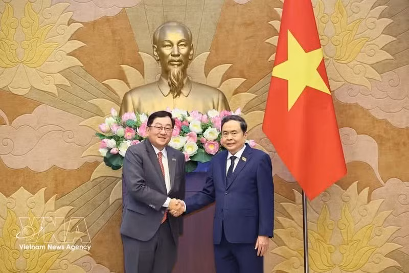 Le président de l’Assemblée nationale (AN) du Vietnam, Trân Thanh Mân (à droite) reçoit l’ambassadeur de Malaisie, Tan Yang Thai. Photo : VNA.