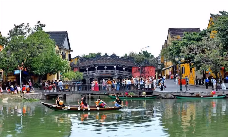 Touristes effectuant une balade sur la rivière Hoài, à Hôi An. Photo : VNP.