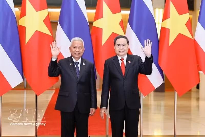 Le président de l'Assemblée nationale du Vietnam, Tran Thanh Man (droite) et le président de l'Assemblée nationale et président de la Chambre des représentants de Thaïlande, Sophon Zaram. Photo : VNA.