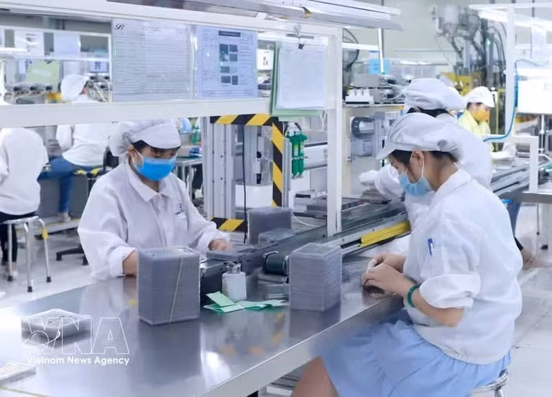 Production de composants électroniques à l'usine de Star Engineers Vietnam, dans la zone industrielle de Binh Xuyen I, province de Phu Tho. Photo : VNA.