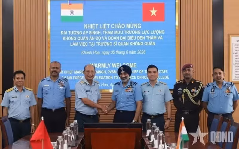 Des responsables de l'École des officiers de l'armée de l'air du Vietnam accueillent la délégation de l'Armée de l'air indienne. Photo : QDND.