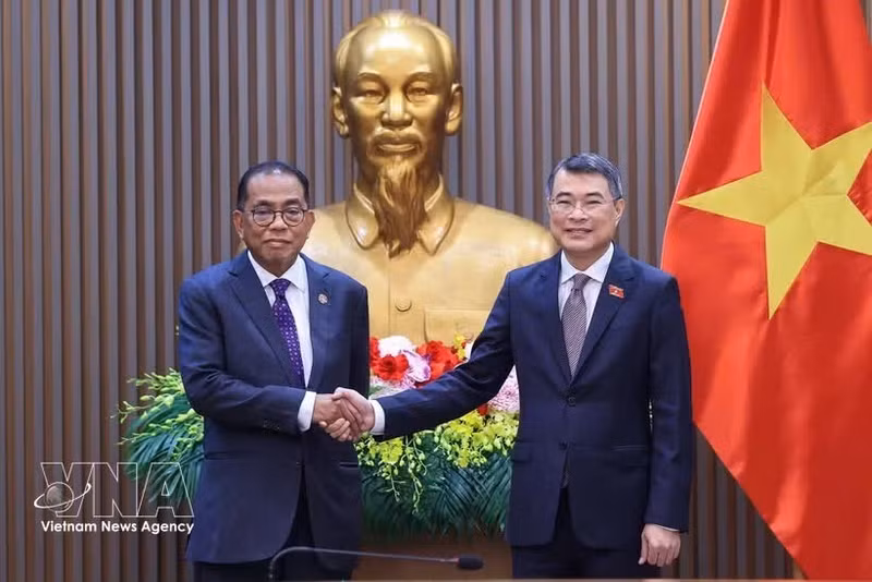 Le Premier ministre Le Minh Hung (droite) reçoit le ministre malaisien de la Défense, Mohamed Khaled bin Nordin. Photo: VNA.