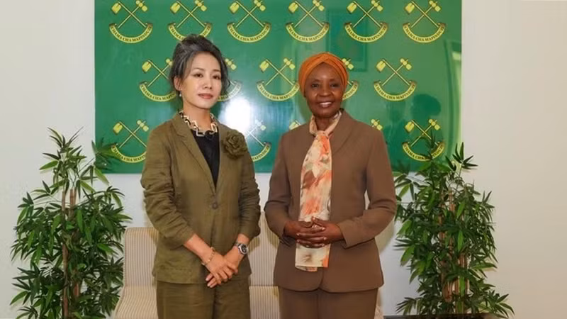 L'ambassadrice du Vietnam en Tanzanie, Vu Thanh Huyen, et la secrétaire générale du Parti de la révolution de Tanzanie, Asha-Rose Migiro. Photo : Ambassade du Vietnam en Tanzanie.