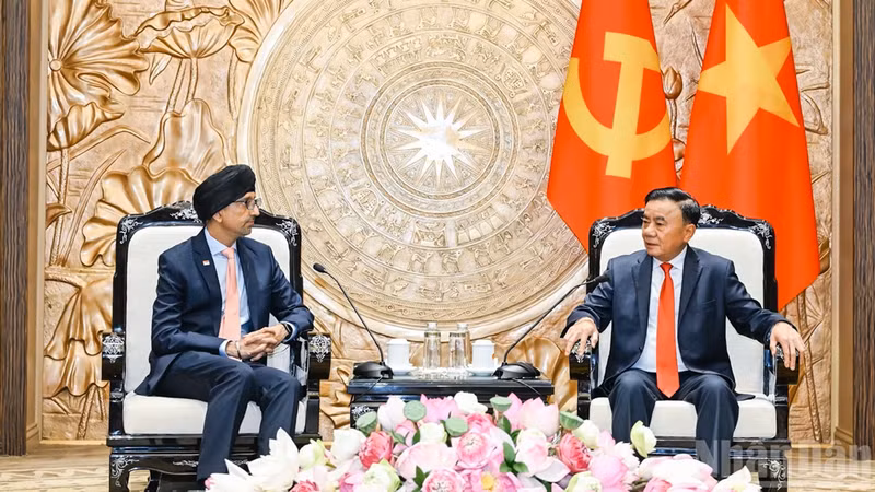 Le membre du Bureau politique et permanent du Secrétariat du Comité central du Parti communiste du Vietnam, Tran Cam Tu (droite) et l'ambassadeur de Singapour au Vietnam, Rajpal Singh. Photo : Nhân Dân.