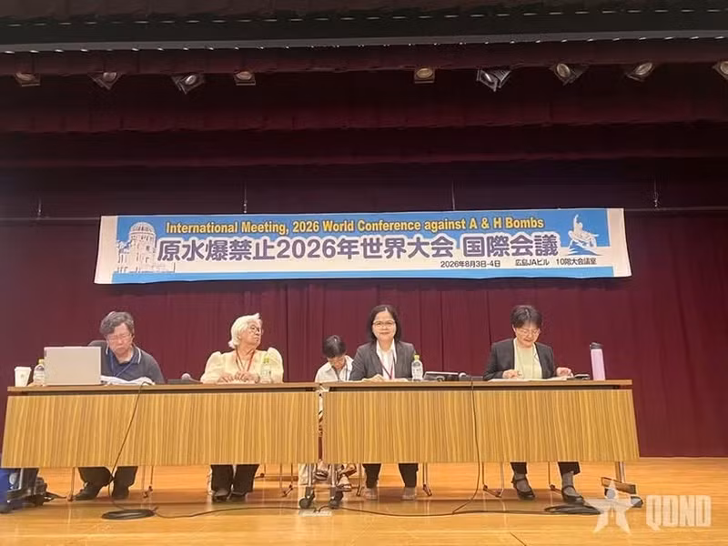 Une représentante vietnamienne à la Conférence mondiale mondiale contre les bombes atomiques et à hydrogène tenue à Hiroshima, au Japon. (deuxième, droite). Photo : QDND.