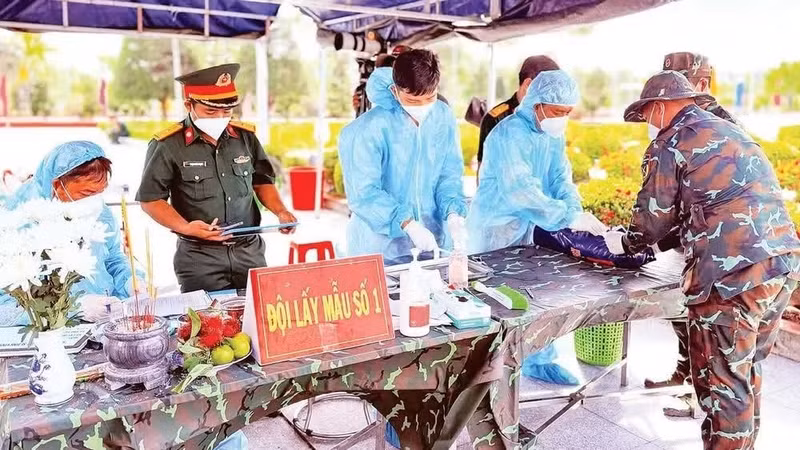 L'équipe de prélèvement n° 1 est en mission au cimetière provincial des martyrs de Vinh Long