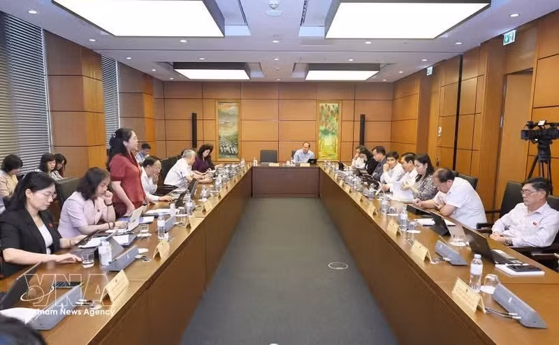 Des députés de l'Assemblée nationale des provinces de Bac Ninh et de Ca Mau tiennent des discussions de groupe. Photo : VNA.