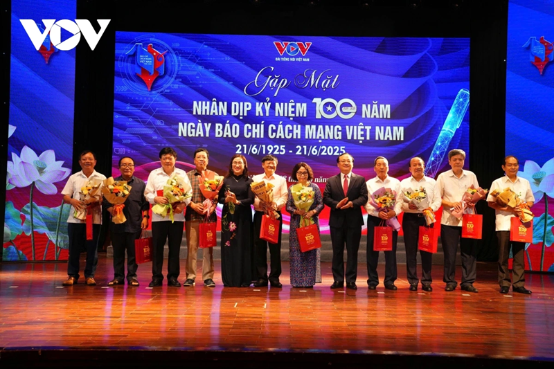 Do Tien Sy, directeur général de la Radio La Voix du Vietnam (VOV), et Mme Dinh Thi Mai, vice-cheffe de la Commission centrale de la propagande et du travail de mobilisation, offrent des fleurs aux anciens dirigeants de la VOV à travers les différentes périodes. Photo : VOV.