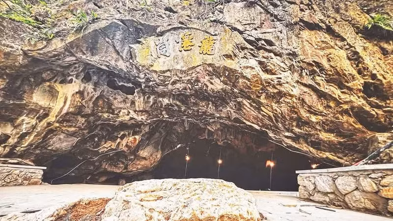 La grotte Tram où le Président Hô Chi Minh récita un poème de vœux adressé à la population en 1947. 