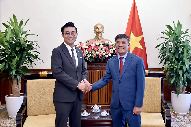 Le vice-ministre permanent des Affaires étrangères, Nguyen Minh Vu (à droite) et Kato Hiroki, vice-président de l’Association d’amitié Japon-Vietnam de la ville japonaise de Sakai. Photo : baoquocte.