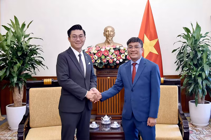 Le vice-ministre permanent des Affaires étrangères, Nguyen Minh Vu (à droite) et Kato Hiroki, vice-président de l’Association d’amitié Japon-Vietnam de la ville japonaise de Sakai. Photo : baoquocte.