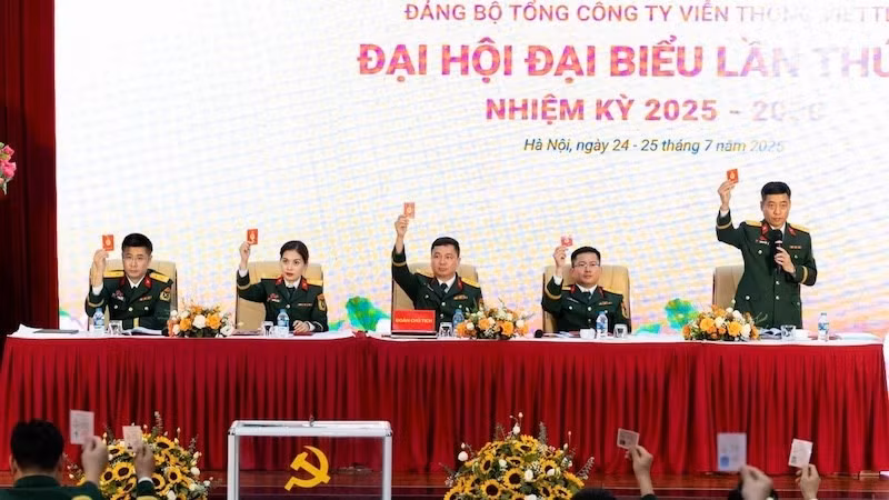 Le congrès a approuvé, par vote, les principales orientations et décisions. Photo : NDEL.