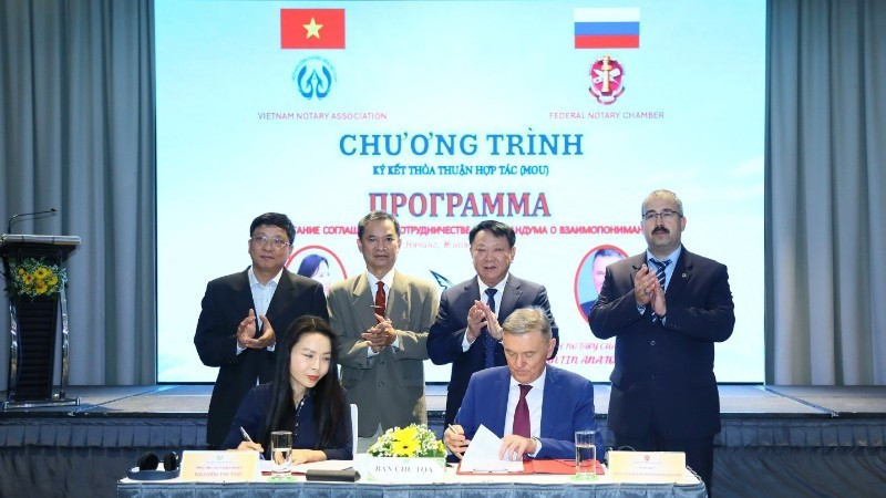 Cérémonie de signature de l'accord de coopération entre l'Association des notaires du Vietnam et l'Association des notaires de la Fédération de Russie. 