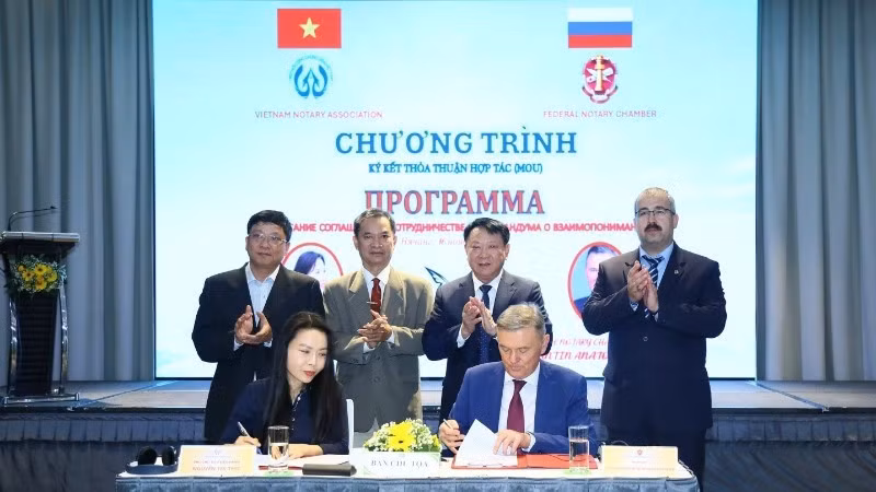 Cérémonie de signature de l'accord de coopération entre l'Association des notaires du Vietnam et l'Association des notaires de la Fédération de Russie. 