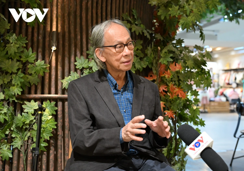 Kavi Chongkittavorn, éminent chercheur international en Thaïlande, lors d’une interview accordée à la Radio La Voix du Vietnam (VOV). 