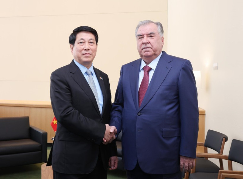 Le président Luong Cuong (à gauche) et le président tadjik Emomali Rahmon, à New York, le 22 septembre. Photo : VNA.
