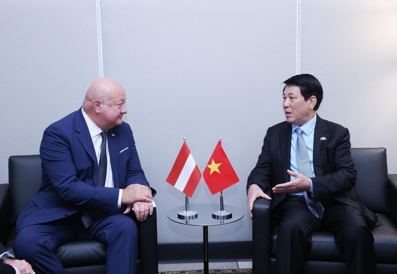 Le président vietnamien Luong Cuong (à droite) reçoit le Premier ministre autrichien Christian Stocker, à New York, le 22 septembre (heure locale). Photo : VNA.