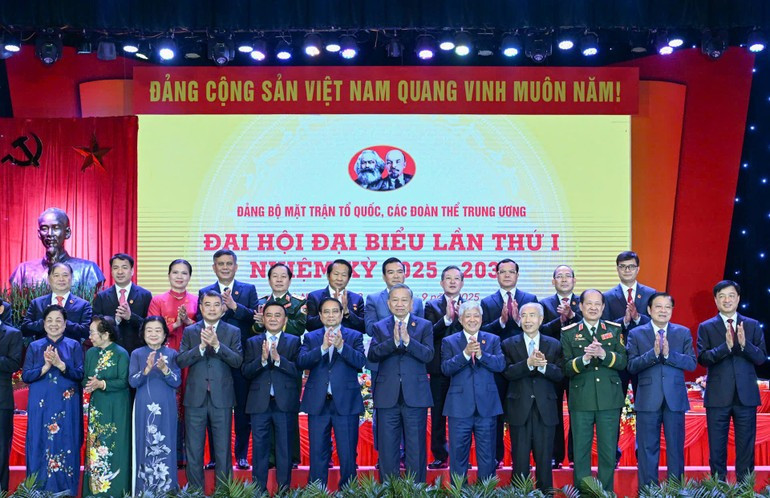 Le secrétaire général To Lam, les dirigeants du Parti et de l'État, ainsi que les délégués présents au congrès. Photo : NDEL.