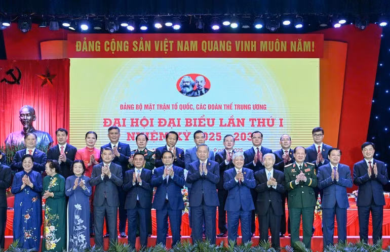 Le secrétaire général To Lam, les dirigeants du Parti et de l'État, ainsi que les délégués présents au congrès. Photo : NDEL.