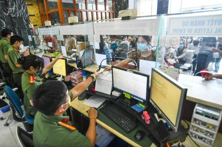 Les particuliers et les entreprises demandent des visas. Photo : VNA.