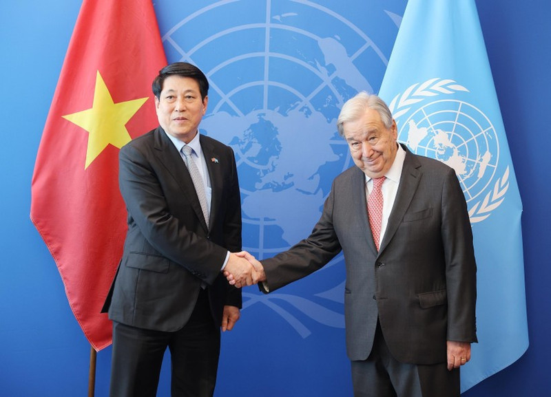 Le président vietnamien Luong Cuong (à gauche) et le secrétaire général de l’ONU, António Guterres, à New York, le 22 septembre. Photo : VNA.