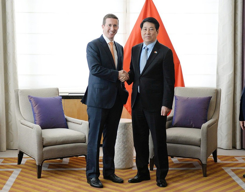 Le président Luong Cuong (à droite) rencontre le directeur général de Warburg Pincus et président du Conseil d’affaires États-Unis-ASEAN, Jeffrey David Perlman, à New York, le 22 septembre. Photo : VNA.