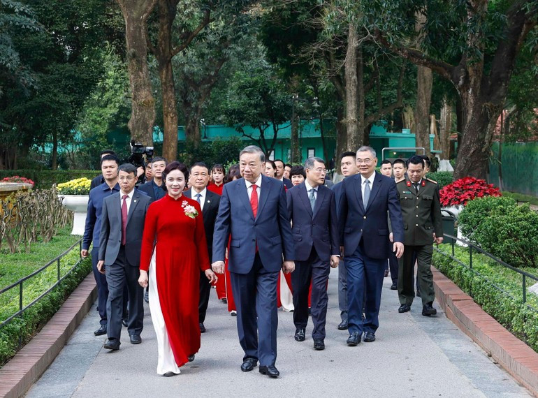 Le secrétaire général To Lam, accompagné d'une délégation de haut rang, rend hommage au Président Ho Chi Minh à la Maison 67, située dans l’enceinte du Palais présidentiel. Photo : NDEL.