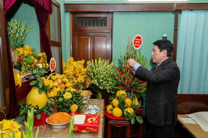 Le président Luong Cuong rend hommage au Président Ho Chi Minh à la Maison 67. Photo : NDEL.
