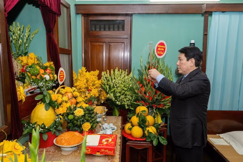 Le président Luong Cuong rend hommage au Président Ho Chi Minh à la Maison 67. Photo : NDEL.