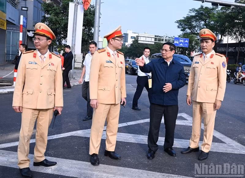 Le Premier ministre Pham Minh Chinh encourage les forces en mission au carrefour Nguyen Van Cu – Ngoc Thuy, à Hanoï. Photo : NDEL.