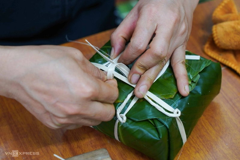 Préparer des banh chung (gâteaux de riz vietnamiens traditionnels)… sont des mots-clés fréquemment recherchés en ligne. Photo : VnExpress.