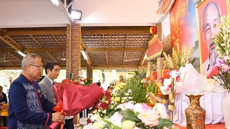 Les délégués déposent des gerbes de fleurs en hommage au Président Hô Chi Minh. Photo : Nhân Dân.