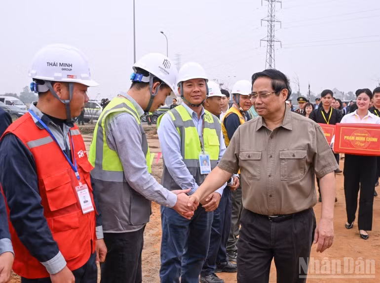 Le Premier ministre Pham Minh Chinh encourage et assigne des missions aux unités chargées de la construction du projet de l’aéroport international de Gia Binh. 