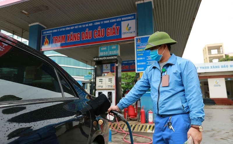 À 15 heures le 7 mars, les prix des carburants au Vietnam ont été fortement ajustés à la hausse. Photo : NDEL.