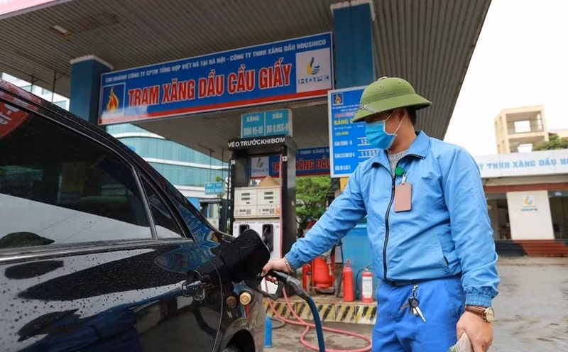 À 15 heures le 7 mars, les prix des carburants au Vietnam ont été fortement ajustés à la hausse. Photo : NDEL.