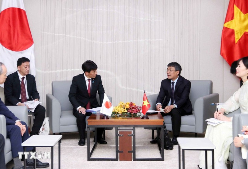 Le vice-ministre permanent des Affaires étrangères, Nguyen Minh Vu (à droite) et le vice-ministre parlementaire japonais des Affaires étrangères, Shimada Tomoaki. Photo : VNA.