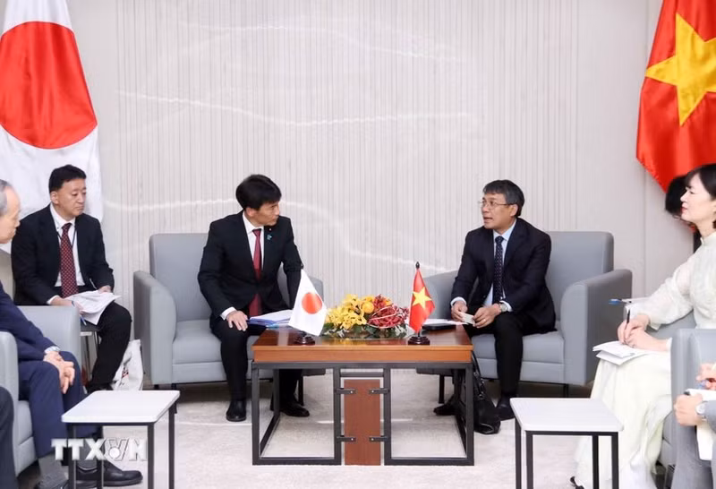 Le vice-ministre permanent des Affaires étrangères, Nguyen Minh Vu (à droite) et le vice-ministre parlementaire japonais des Affaires étrangères, Shimada Tomoaki. Photo : VNA.