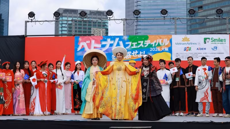 Présentation de costumes traditionnels dans le cadre du Festival du Vietnam 2026 à Osaka.